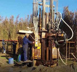 Girbau Sondetjos i Pous d’Agua hombre con maquinaria pesada